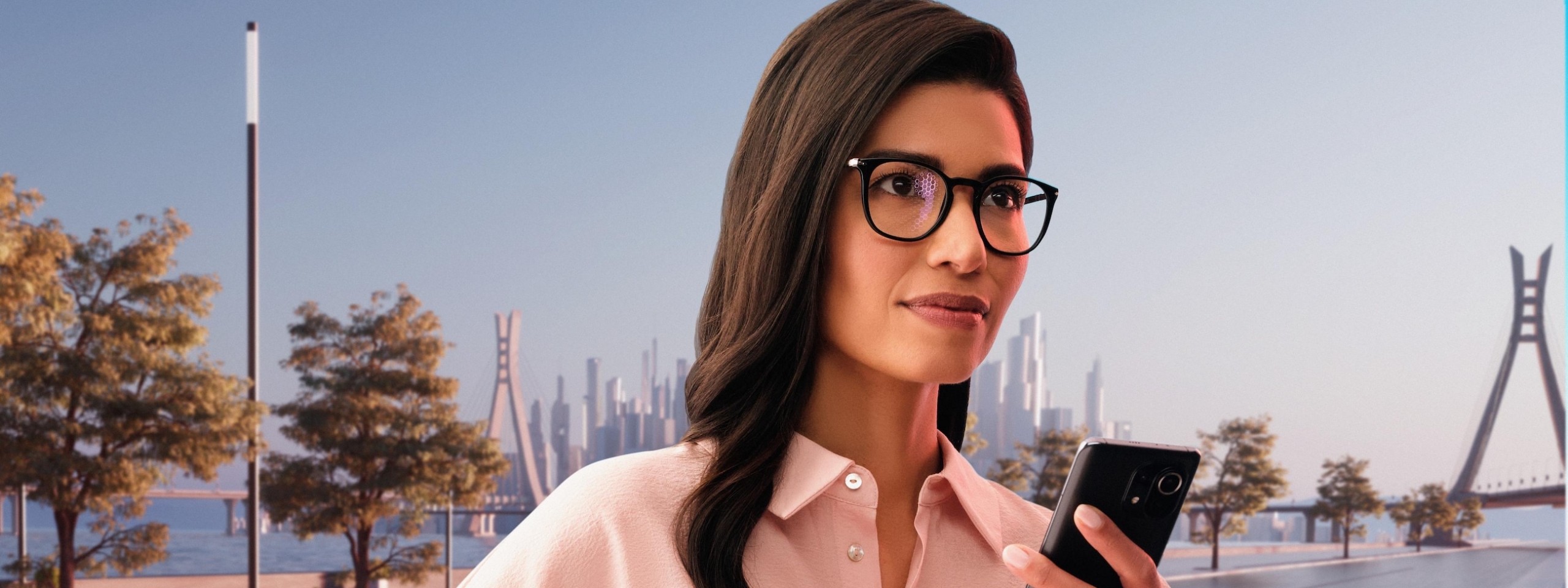 Frau mit Gleitsichtbrille und Smartphone in der Hand blickt in die Ferne.